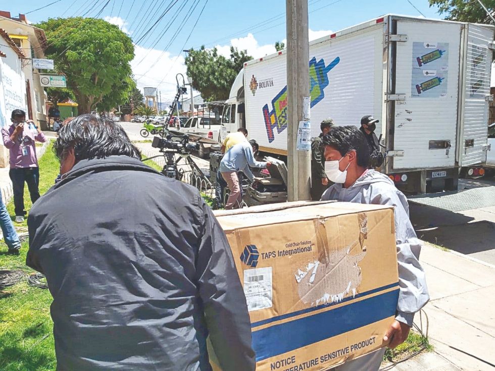 Así descargaban las cajas de vacunas de origen chino ayer, en el Programa Ampliado de Inmunizaciones (PAI).