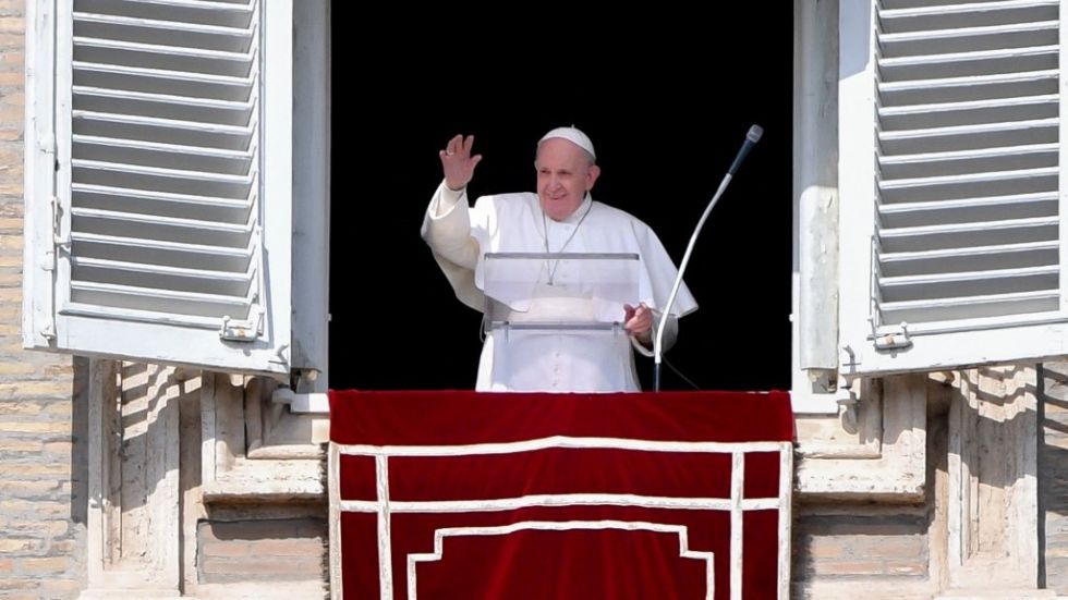 El Papa Francisco durante la oración dominical del Angelus en la plaza San Pedro en el Vaticano.