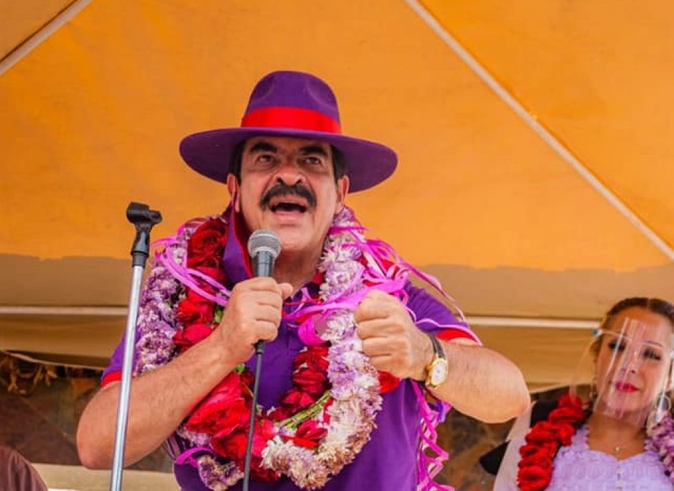 Manfred Reyes Villa en un acto de campaña para las elecciones subnacionales.