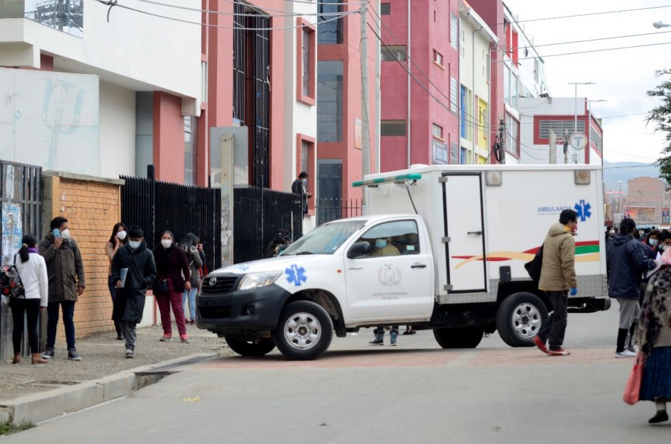 Ambulancias socorrieron ayer a los heridos en la UPEA.