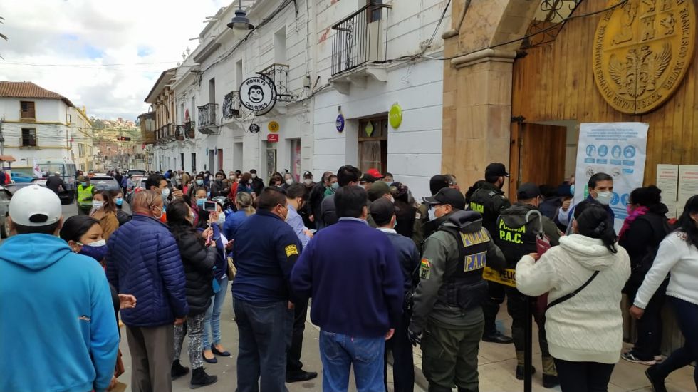 Una larga fila se formó en puertas del Coliseo Universitario. 