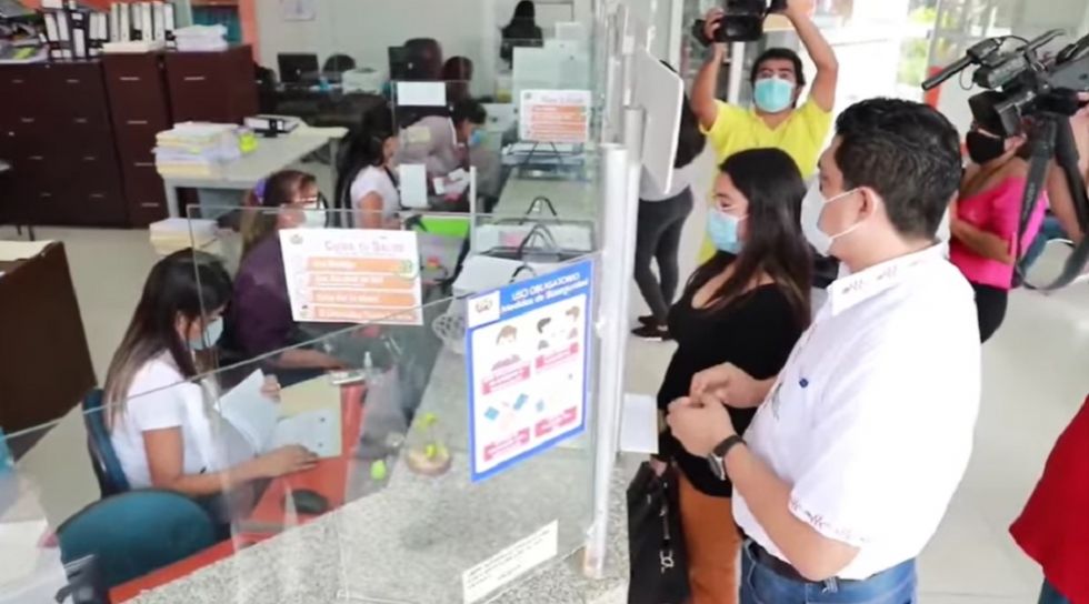 La presentación de la denuncia en la Fiscalía departamental de Santa Cruz.