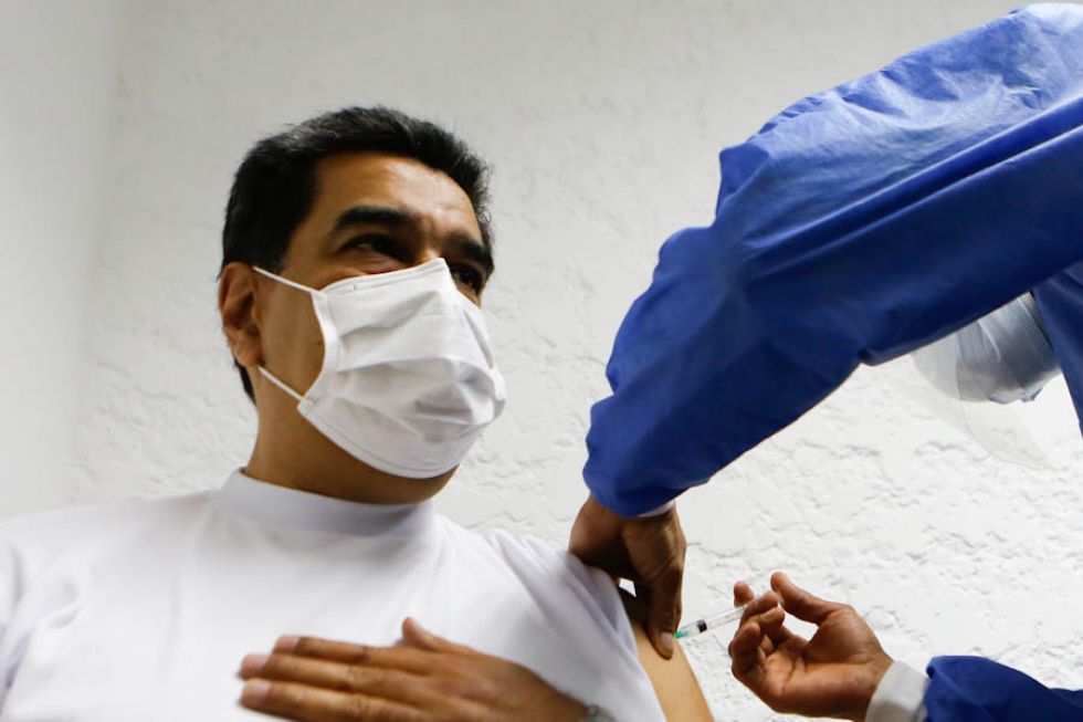 El presidente de Venezuela, Nicolás Maduro, recibe la vacuna rusa contra el covid-19.