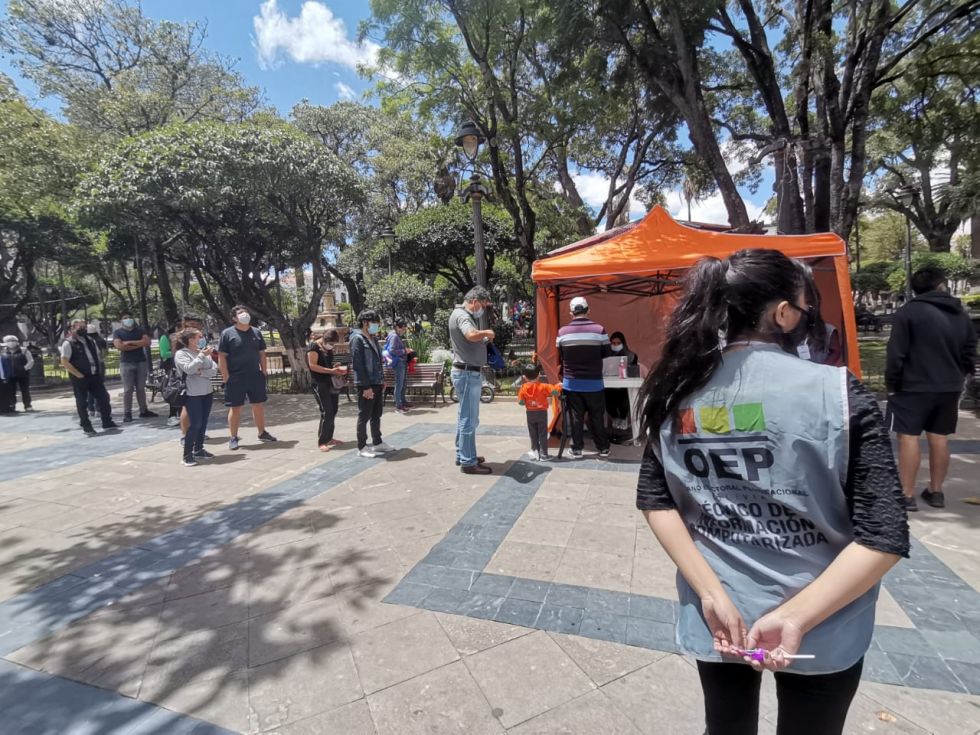 El 7 de marzo, centenares de personas solicitaron su certificado de impedimento en un punto del OEP instalado en la plaza central.