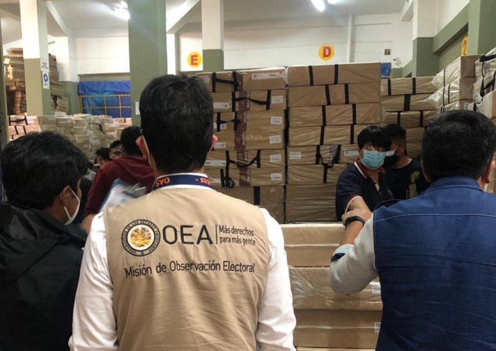 OEA verifica el ensamble de maletas en el Centro Departamental de Logística de La Paz, antes del 7 de marzo.