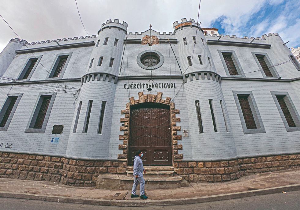 El frontis del cuartel militar en San Francisco, de donde fue sacado el escudo nacional, debido a su mal estado, según fuentes oficiales.