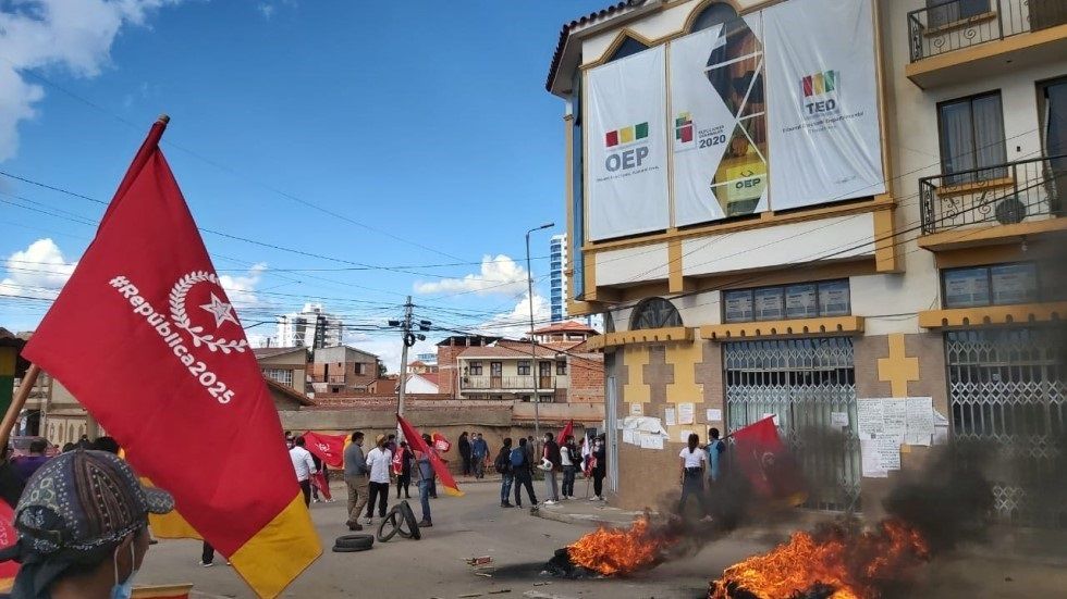 La protesta de República 2025 en puertas del Tribunal Electoral Departamental de Chuquisaca.