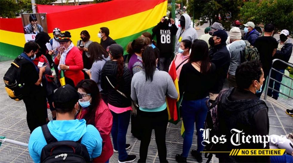 Un grupo de personas instaló una vigilia en la plazuela Cala Cala de la ciudad de Cochabamba.