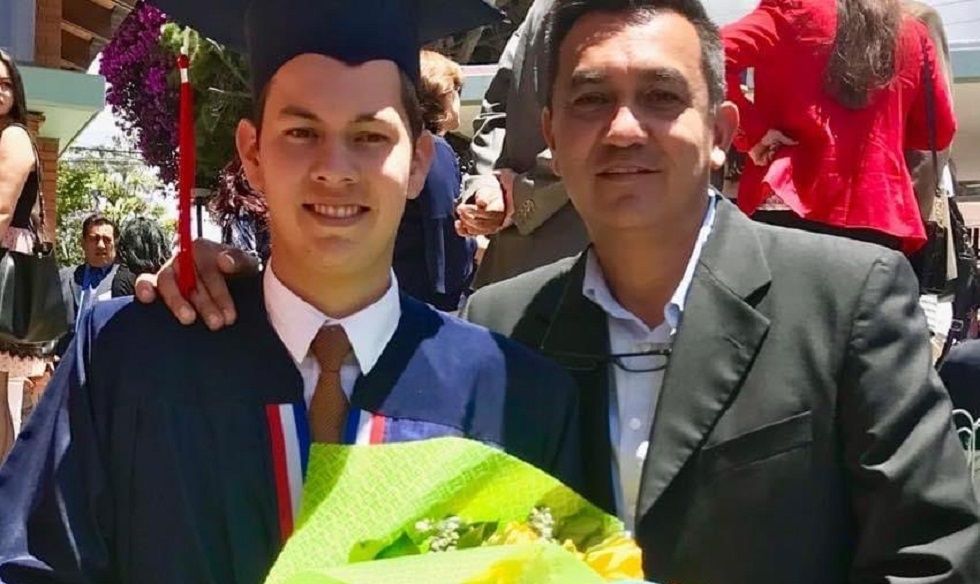 El exministro de la Presidencia publicó una foto en la que aparece junto con su hijo.