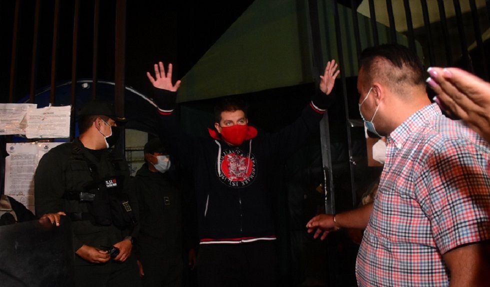 Yassir Molina, líder de la Resistencia Juvenil Cochala, saliendo de su audiencia.