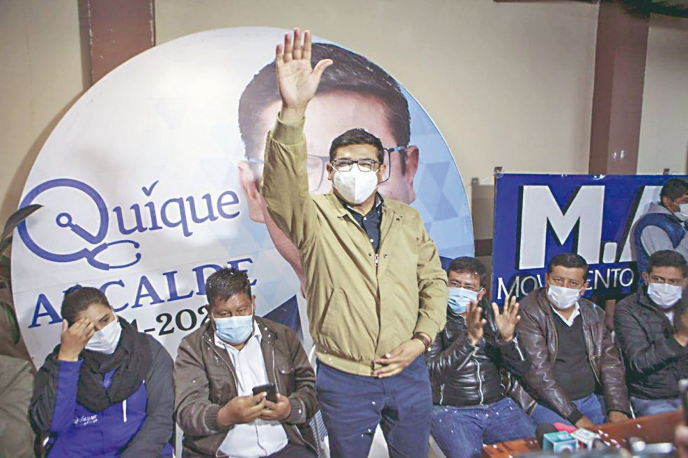 Enrique Leaño celebró anoche su victoria en las elecciones subnacionales rodeado de militantes y simpatizantes del MAS.