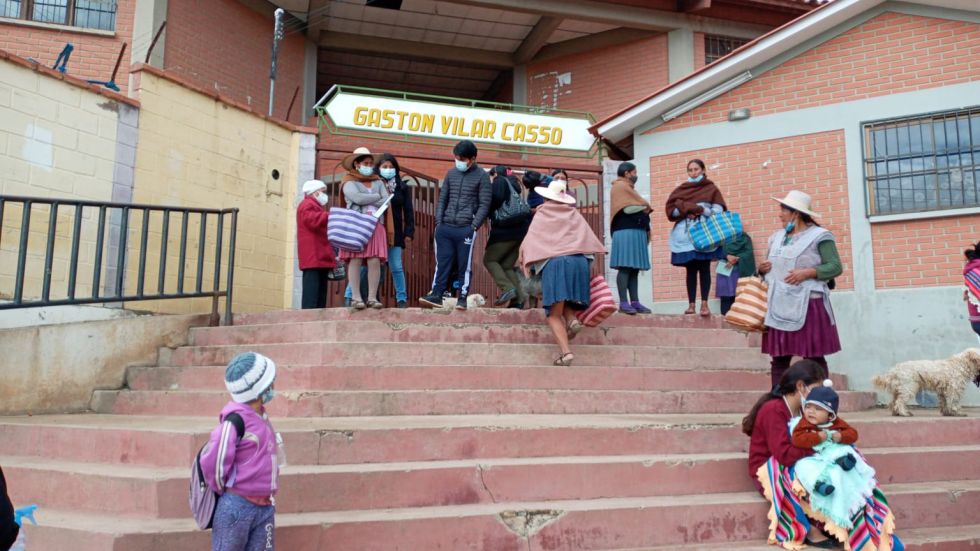 Los padres de familia en puertas del colegio Gastón Vilar Casso, donde debían comenzar las clases presenciales.