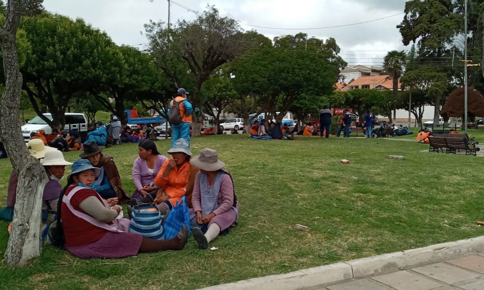 La vigilia de los trabajadores de EMAS en la plazuela Aniceto Arce.