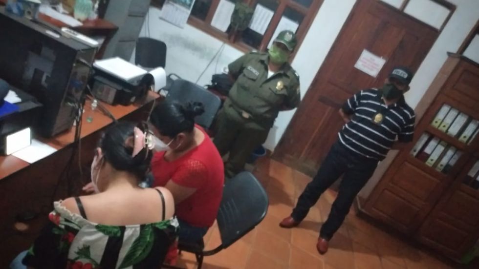 Las enfermeras acusadas de hurtar 500 vacunas anticovid, durante su audiencia cautelar este sábado.