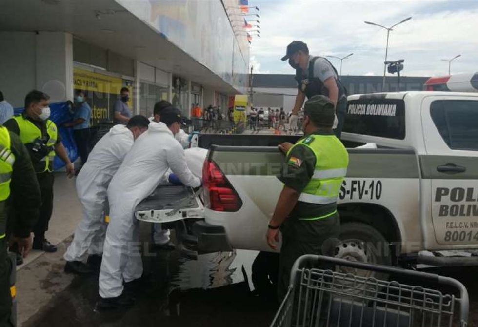El momento en el que el cuerpo de la víctima era trasladada a la morgue.