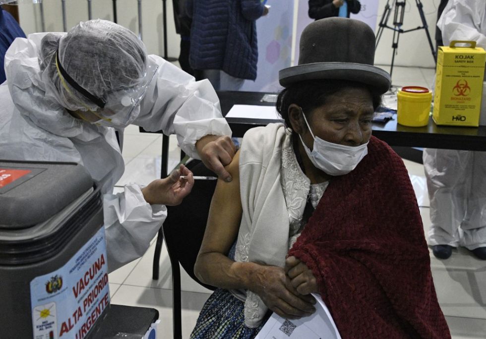 Una paciente de riesgo recibe la primera dosis de la vacuna china Sinopharm en La Paz.