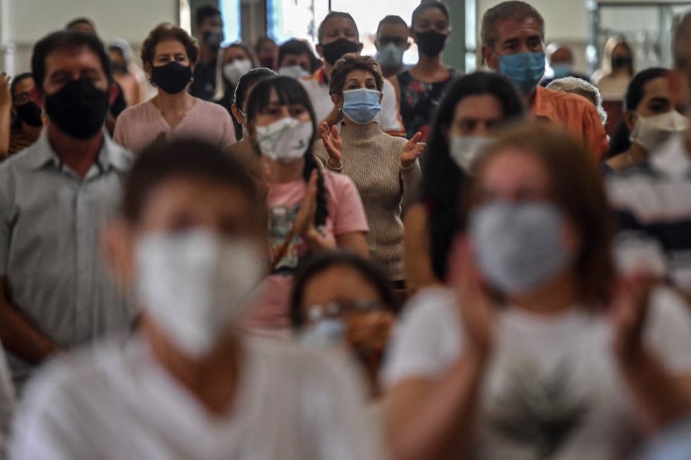Un grupo de fieles, en una iglesia de Medellín, esta semana.