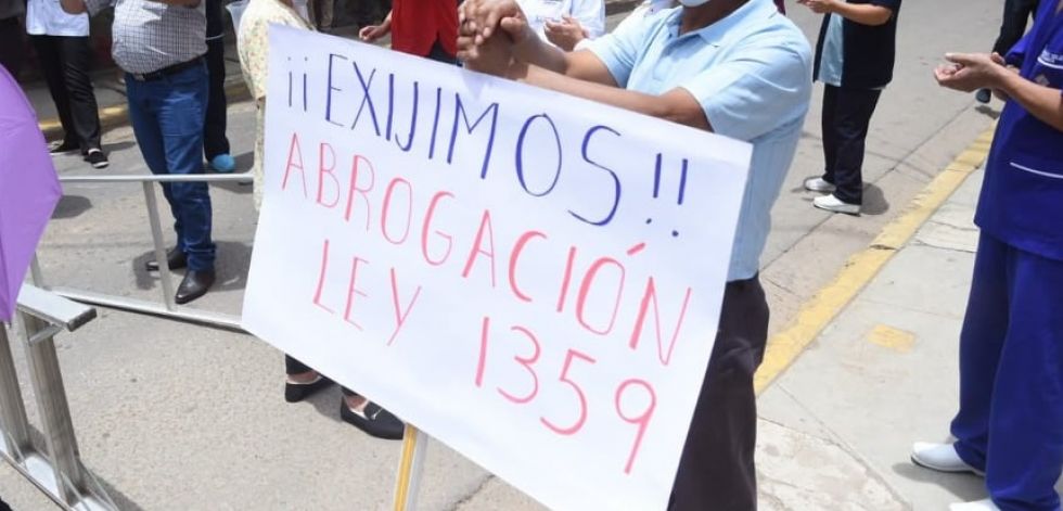 Imagen referencial de una protesta de trabajadores de salud en contra de la Ley de Emergencia Sanitaria.