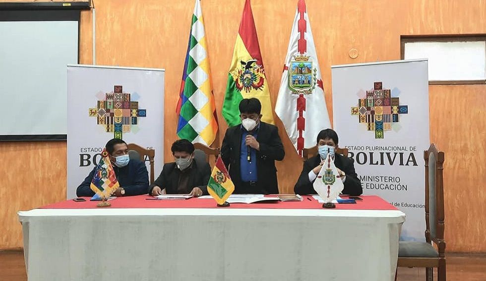 Las autoridades educativas informaron sobre la suspensión de clases en una conferencia de prensa.