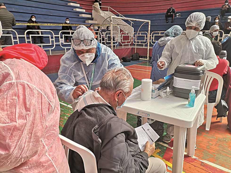 Vacunación contra el coronavirus en uno de los puntos habilitados para este fin.