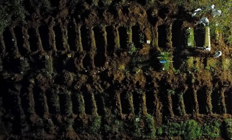 Vista aérea que muestra un ataúd enterrado en el cementerio de Vila Formosa en Sao Paulo, Brasil.