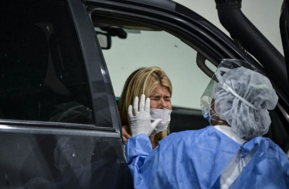 Un trabajador de la salud aplicar una prueba de covid-19 en el centro de convenciones Costa Salguero, en Buenos Aires.
