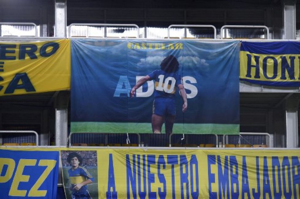 Banderas con imágenes de la leyenda del fútbol argentino, Diego Maradona, en el estadio La Bombonera, en diciembre de 2020.
