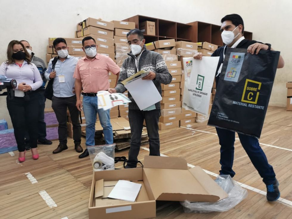 El TED de Chuquisaca realiza un simulacro del cómputo departamental de cara a la segunda vuelta electoral de este domingo.