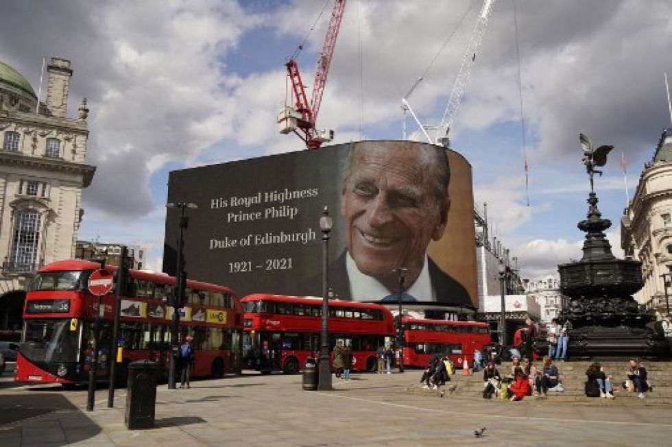 La cartelera electrónica en Piccadilly Circus muestra un homenaje al príncipe Felipe de Gran Bretaña, duque de Edimburgo, en el centro de Londres.