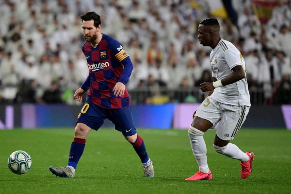 Lionel Messi del Barcelona y Vinicius del Real Madrid en un anterior clásico español.