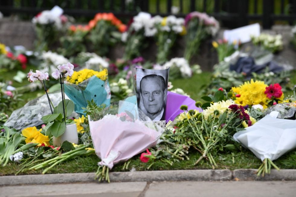 Una fotografía del príncipe Felipe entre los tributos florales en las afueras del castillo de Windsor.