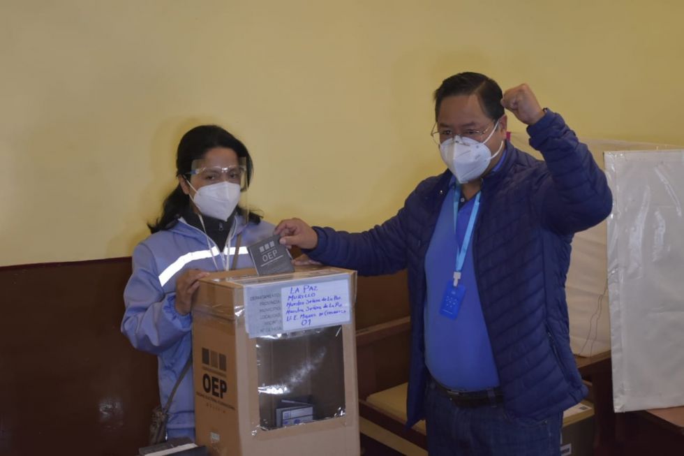 El presidente Luis Arce vota en La Paz, donde también se celebra una segunda vuelta electoral.
