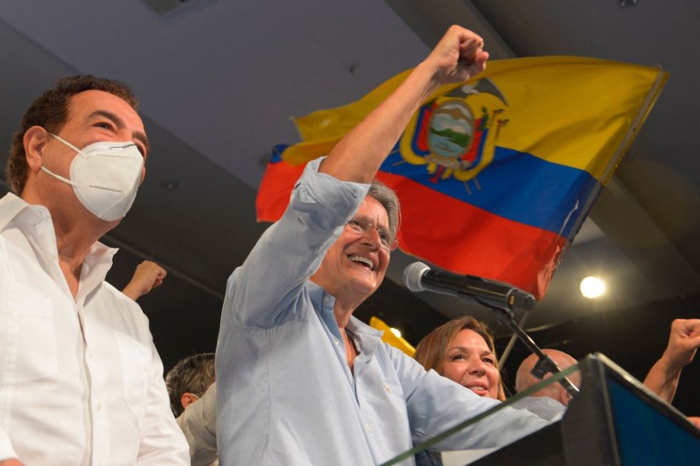Guillermo Lasso (d) celebra su victoria tras conocer los resultados preliminares de la segunda vuelta electoral.