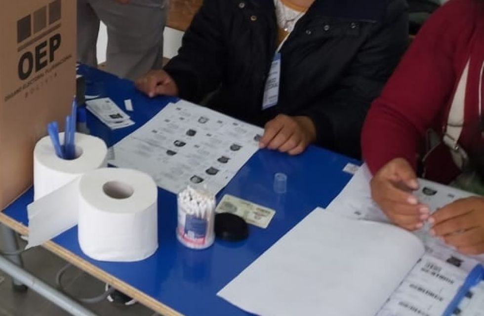Los jurados electorales alistan certificados de sufragio en una mesa electoral de Sucre.