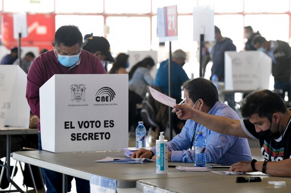 Un residente ecuatoriano, en un recinto de votación en España, donde la jornada también está en marcha.