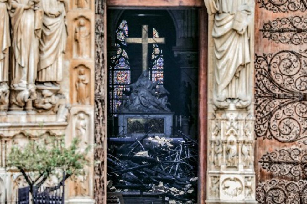 En esta foto se muestra los escombros carbonizados dentro de Notre-Dame-de Paris en París después de un incendio que devastó la catedral.
