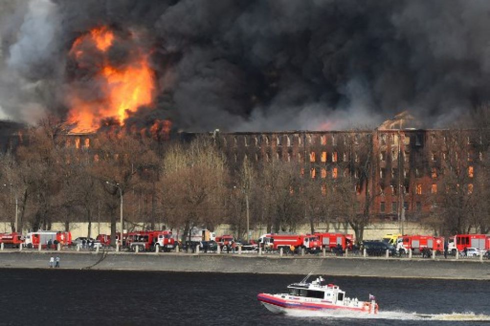 Los bomberos trabajan para extinguir el incendio en la fábrica histórica en San Petersburgo.