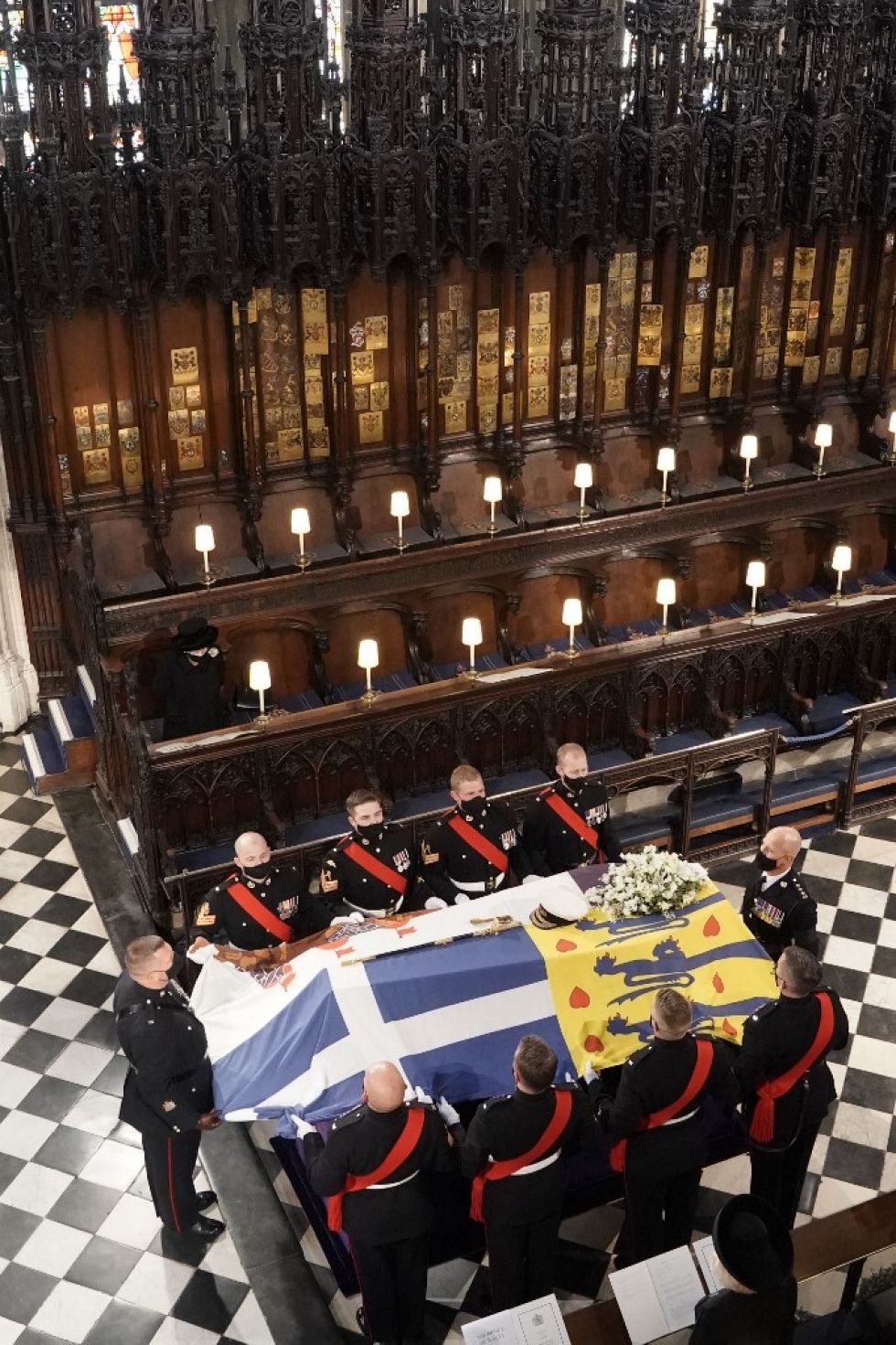 La reina Isabel II observa cómo los portadores del féretro del príncipe Felipe de Gran Bretaña llegan a la capilla de Windsor.