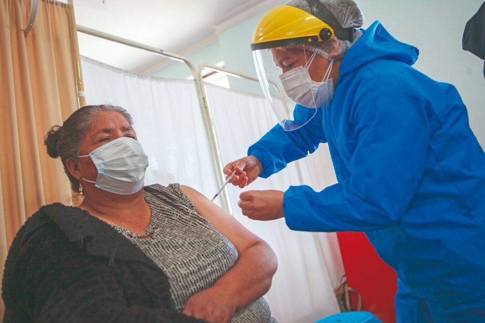 Una adulta mayor reciba la vacuna contra el covid-19, ayer, en uno de los puntos de vacunación.