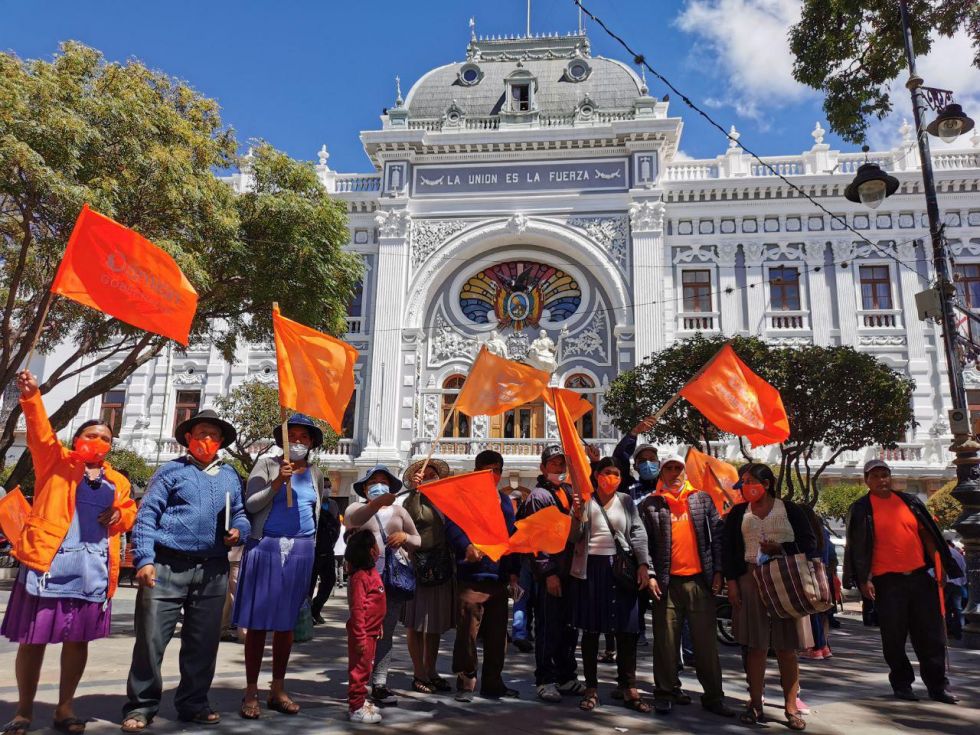 Un grupo de militantes en el frontis de la Gobernación, luego de que se confirmara la victoria de Damián Condori.