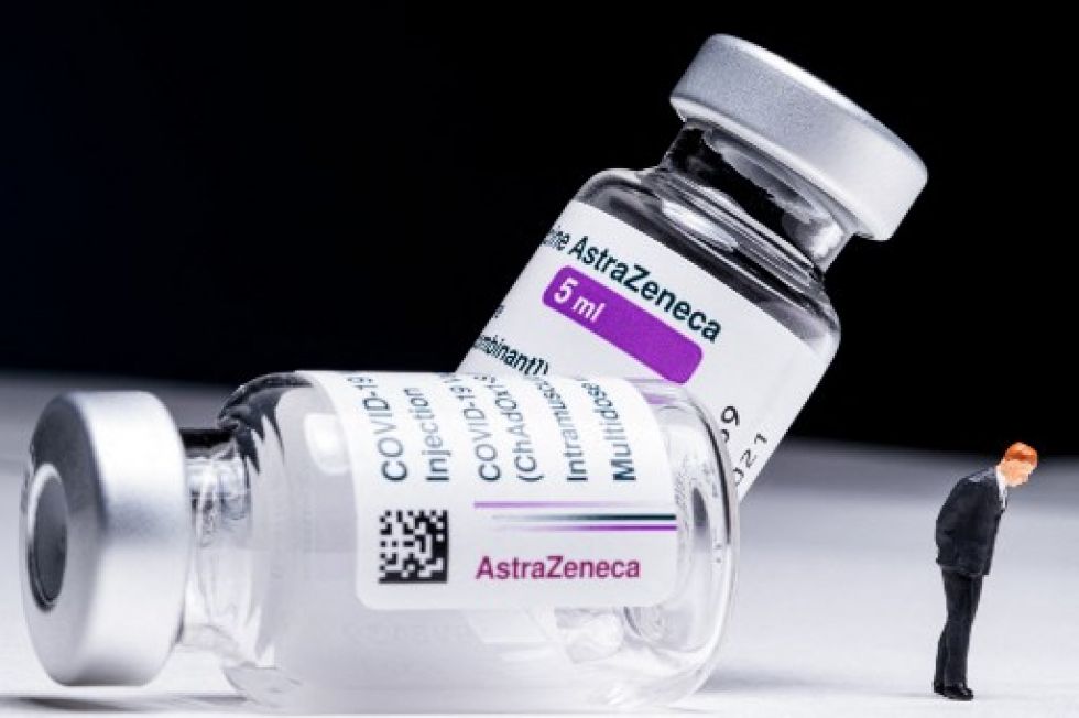 Viales de la vacuna contra el coronavirus AstraZeneca y una figura tomada en un estudio en París.