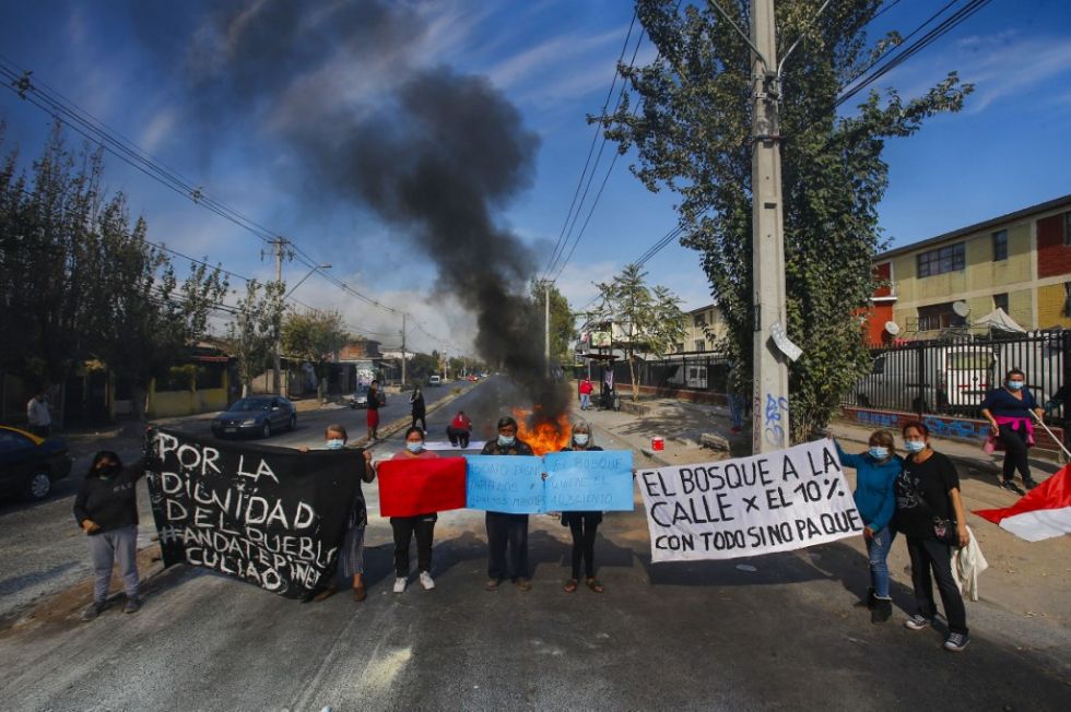 Una protesta en una comunidad de Santiago en demanda de la aprobación del retiro de pensiones.