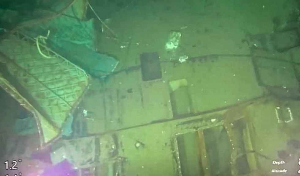 Una imagen publicada por las Fuerzas Armadas de Indonesia muestra partes del submarino desaparecido.