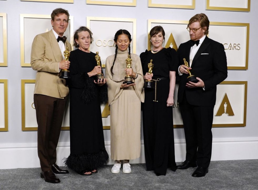 Peter Spears, Frances McDormand, Chloe Zhao, Mollye Asher y Dan Janvey, ganadores de la Mejor Película por "Nomadland".