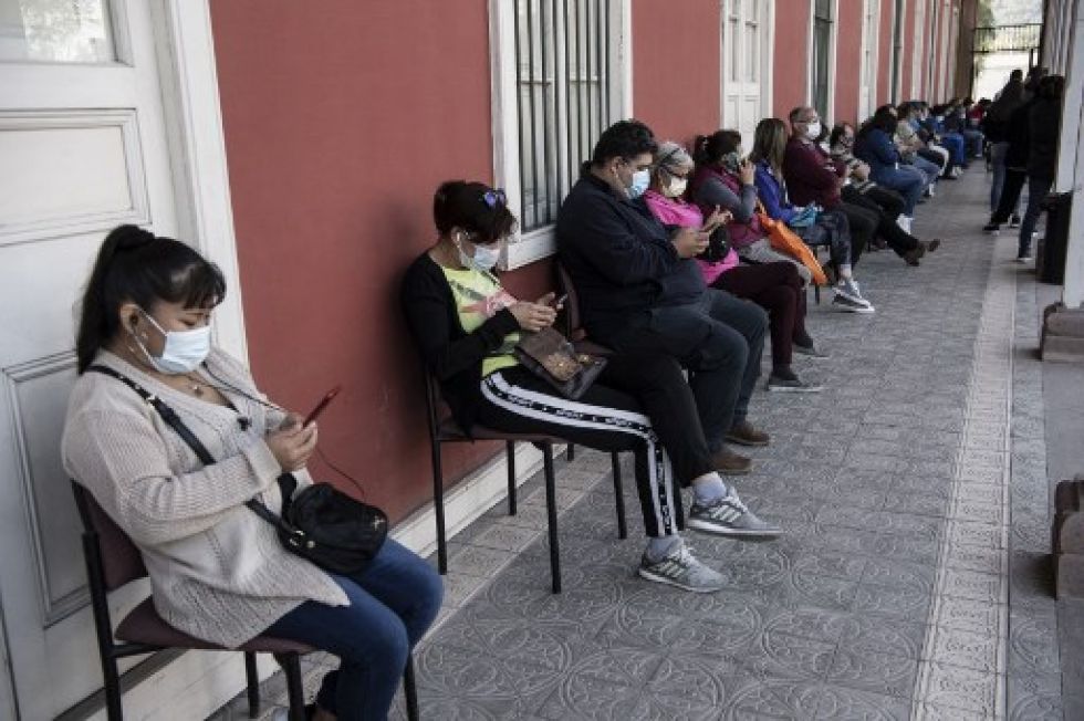 La gente espera su turno para recibir la vacuna china CoronaVac contra el covid-19 en un centro de vacunación de Santiago.