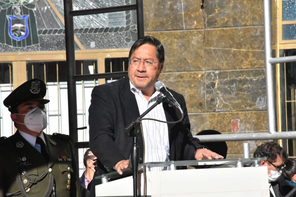 El presidente Luis Arce en la inauguración de un plan piloto de vacunación.
