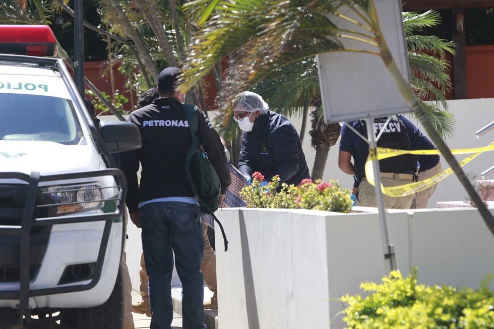 Personal especializado investiga el hecho registrado en un edificio de Santa Cruz.