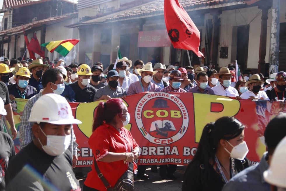 El presidente Luis Arce y los dirigentes de la COB, durante su marcha en Santa Cruz.