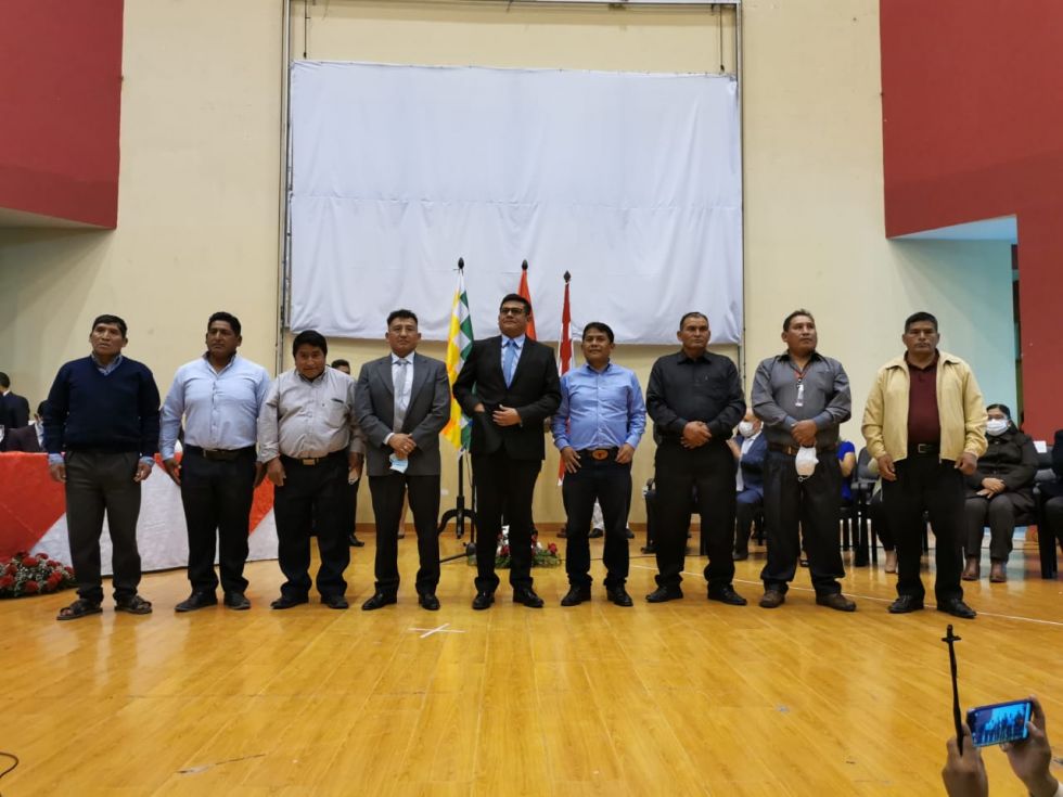 Los subalcaldes de los ocho distrito del municipio de Sucre junto al alcalde Enrique Leaño (c).