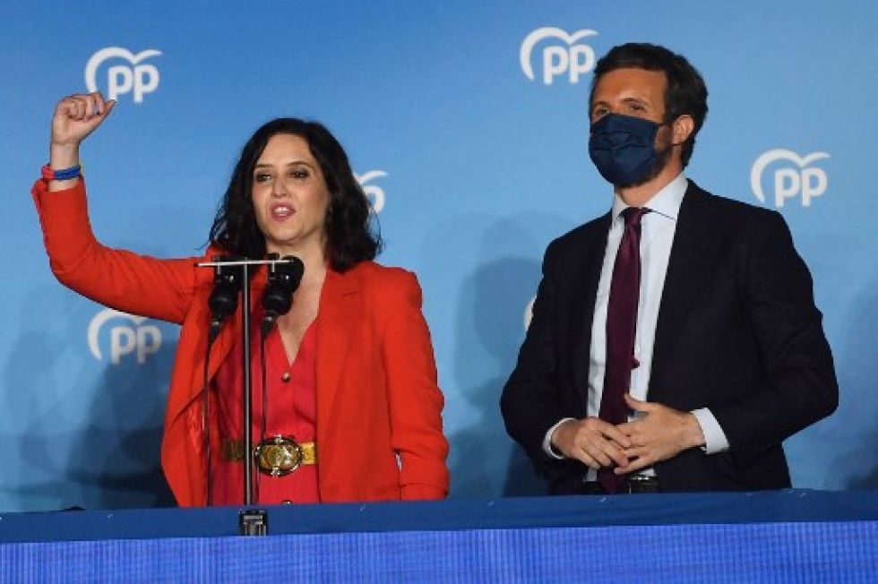 La presidenta regional de Madrid y candidata del Partido Popular (PP) Isabel Díaz Ayuso (izq.)